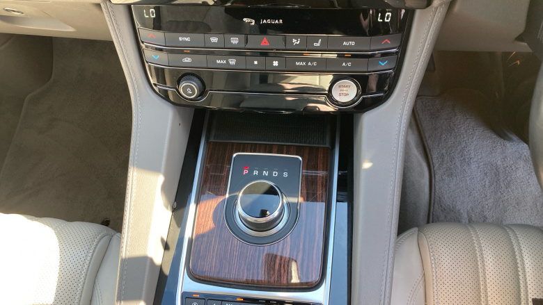 Jaguar F-Pace 2.0d Portfolio 5dr Auto AWD Diesel Estate